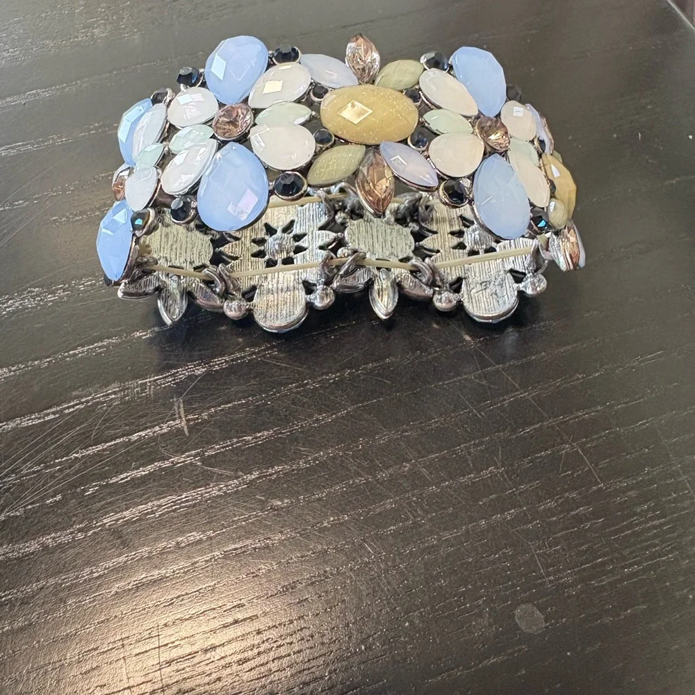 Chic Floral Bracelet - Picture 3 of 4